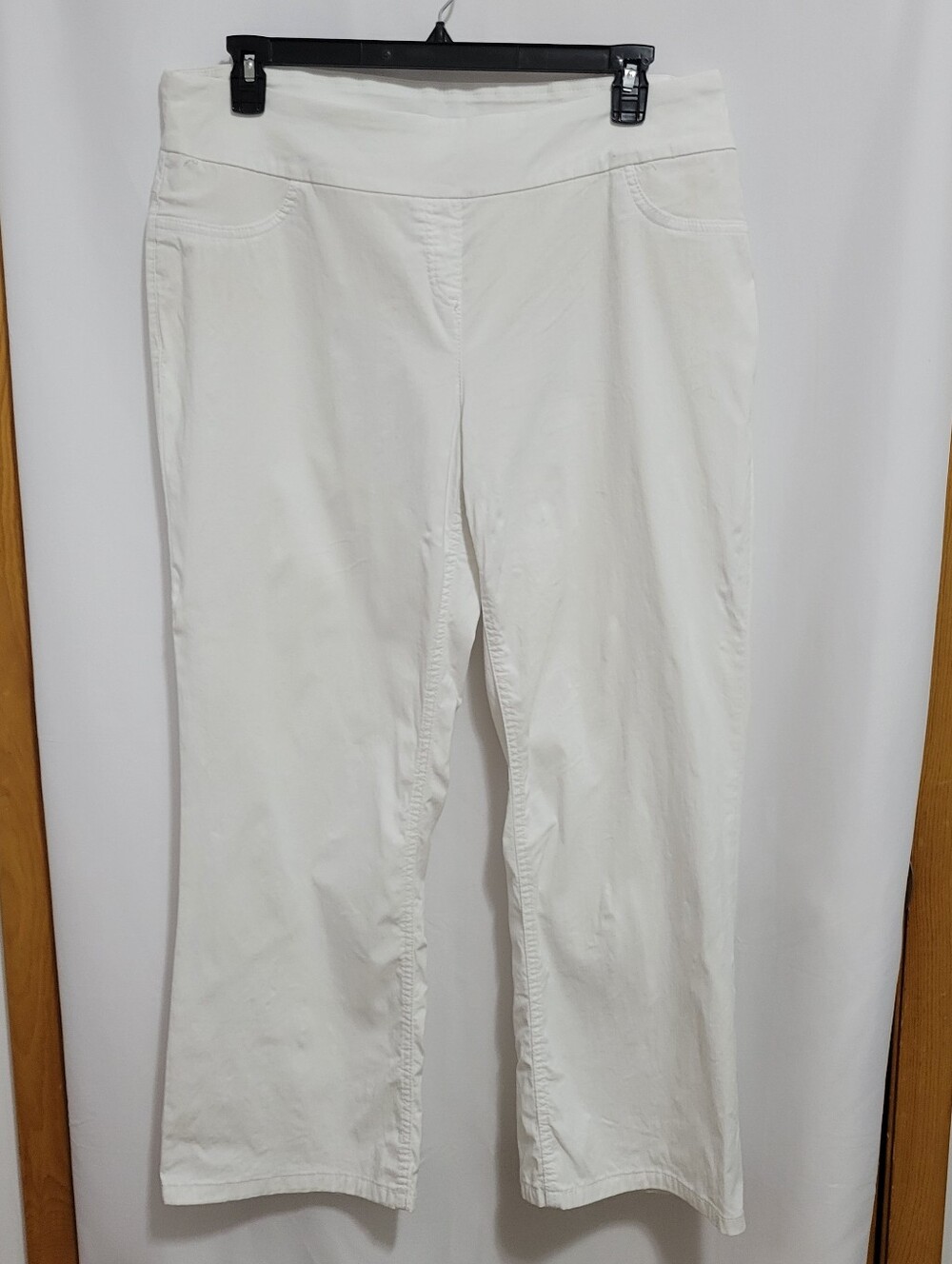 Westbound Woman White Pull-On Pants with built-in tummy control. Size 20W short